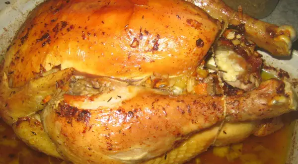 Chapon doré et juteux, prêt à être dégusté. La température cuisson chapon parfaite pour un plat savoureux.