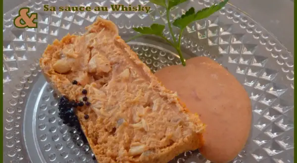 Terrine de poisson avec sa sauce au whisky, garnie de quelques grains de caviar et d'une touche de persil.