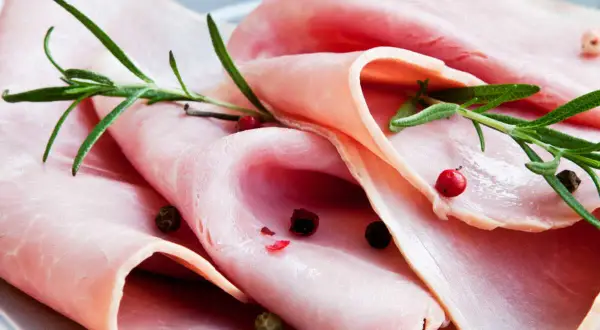 Fines tranches de jambon charcuterie, garnies de romarin et de grains de poivre rose. Un délice pour les yeux et les papilles.