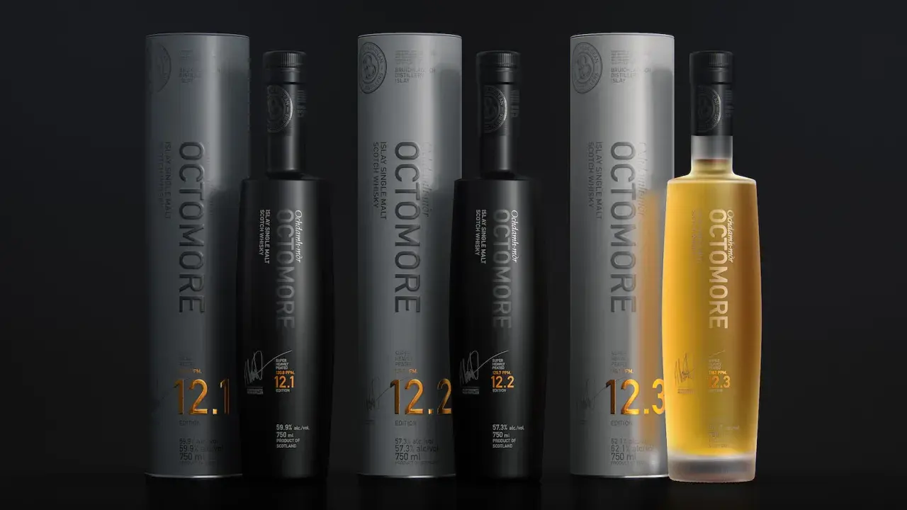 Trois bouteilles d'Octomore, whisky tourbé d'Islay, avec leurs tubes. L'une est dorée, les deux autres noires. Les étiquettes affichent des niveaux de PPM élevés, comme 130.8 PPM.
