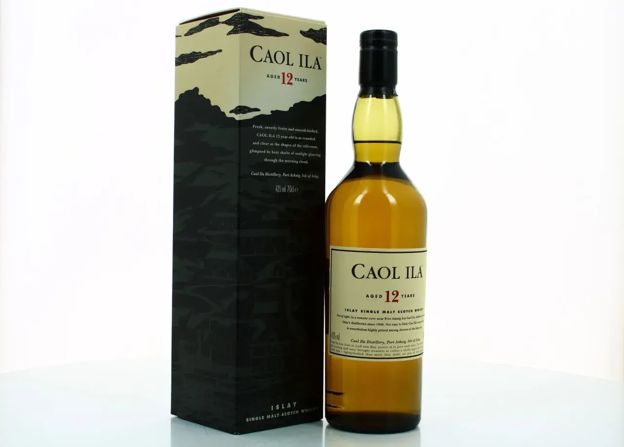 Bouteille et boîte de Caol Ila 12 ans, un whisky single malt d'Islay. Le paysage sur la boîte évoque la distillerie isolée.