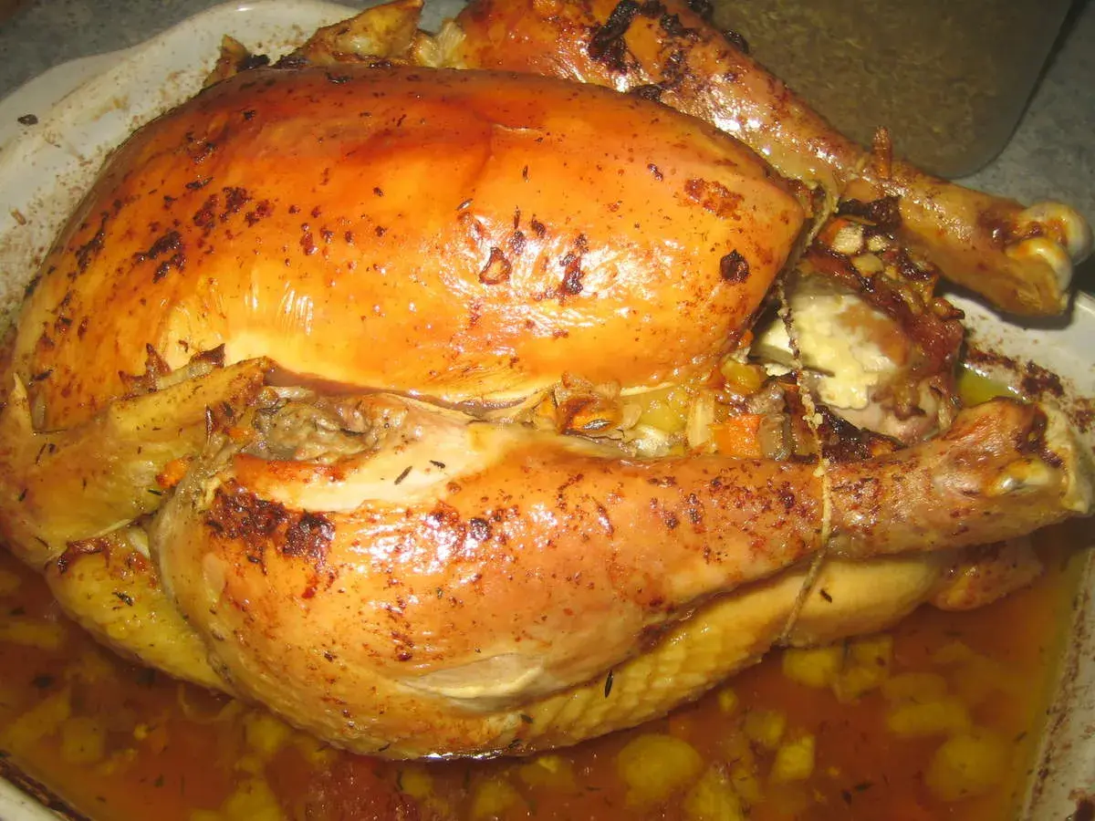 Chapon doré et juteux, prêt à être dégusté. La température cuisson chapon parfaite pour un plat savoureux.