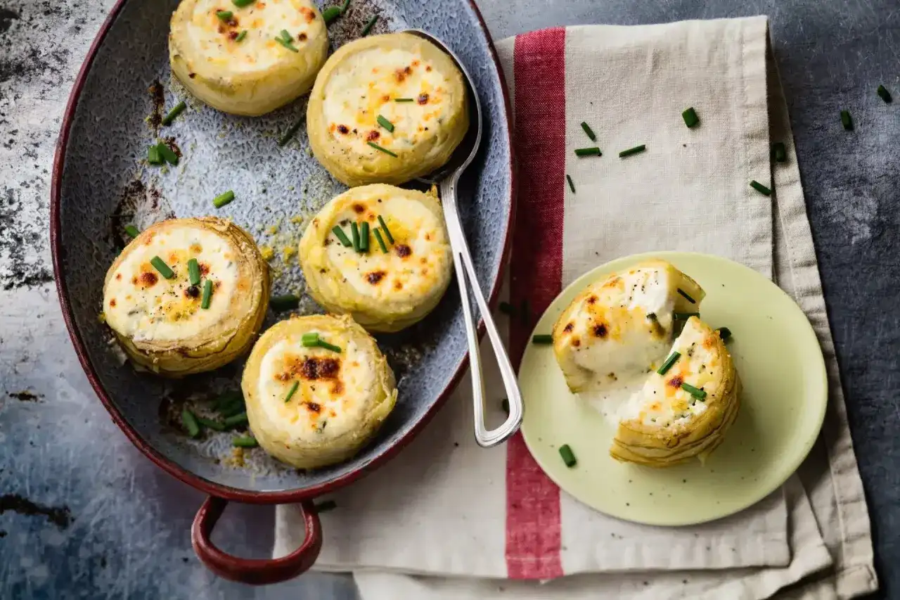 Cinq cœurs d'artichaut farcis au fromage et gratinés, saupoudrés de ciboulette. Un délice à déguster !