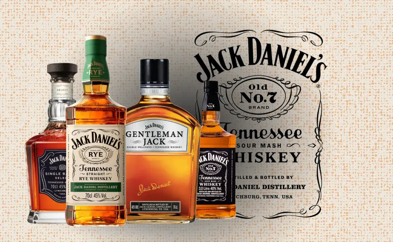 Plusieurs bouteilles de whisky Jack Daniel's, dont du bourbon, sont présentées sur un fond texturé.