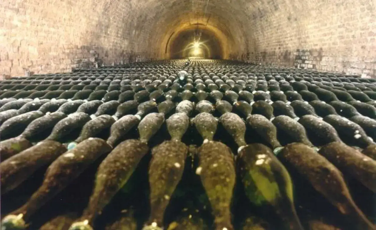 Des milliers de bouteilles de champagne vieillissent dans les caves voûtées de Deutz. Une visite inoubliable.