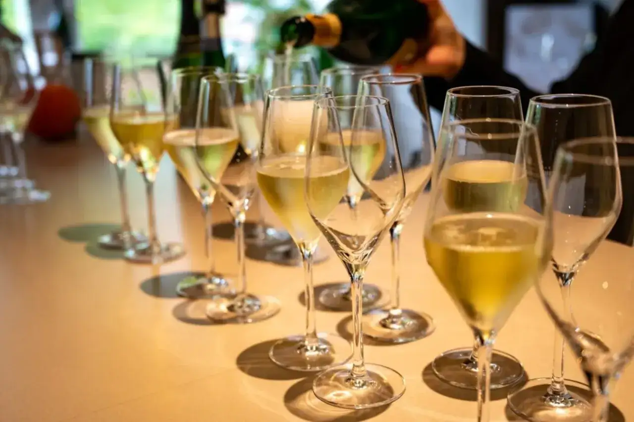Une dégustation de champagne à Paris, avec des flûtes remplies de bulles dorées sur une table.