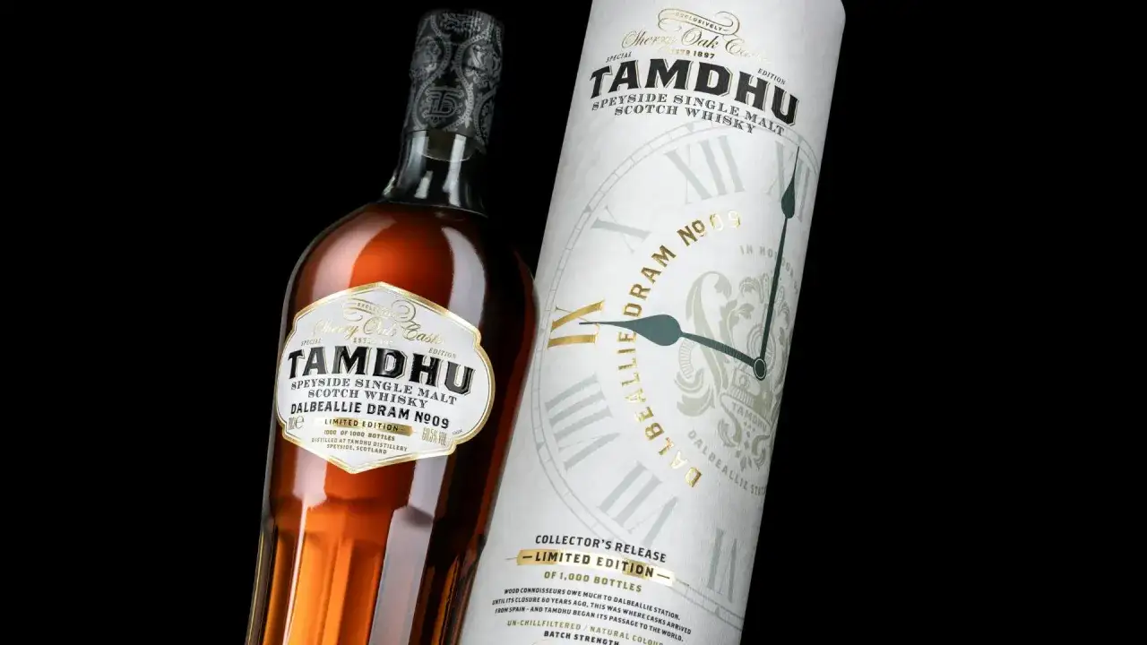 Une bouteille de Tamdhu whisky, édition limitée Dalbeallie Dram N°09, aux côtés de son tube orné d'une horloge.