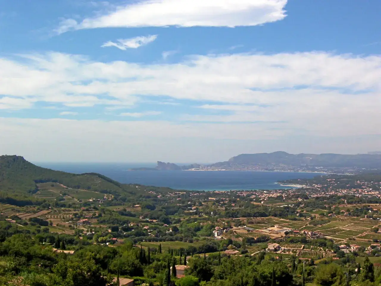 Vue panoramique sur la c&ocirc;te varoise, avec des vignobles rappelant la richesse de la liste des vins de Bandol.