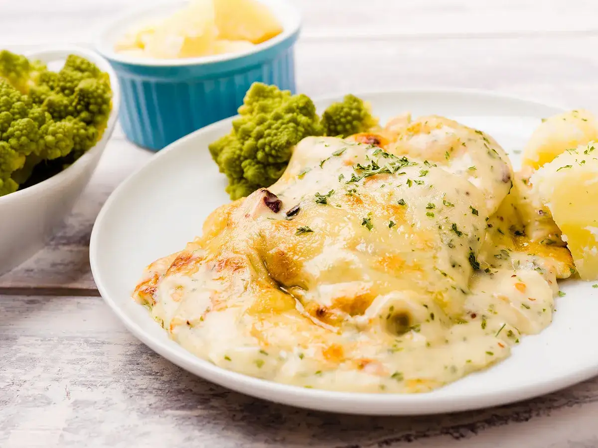 Poisson gratin&eacute; avec une sauce whisky onctueuse, accompagn&eacute; de pommes de terre et de brocolis romanesco. Un d&eacute;lice !