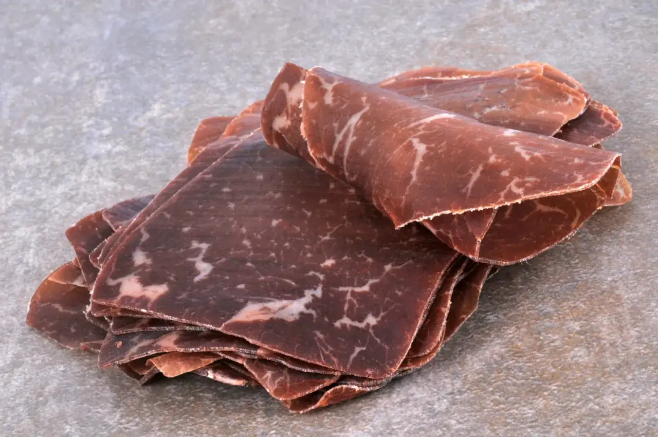 Fines tranches de viande des Grisons, un délice de montagne dont l'origine remonte à des siècles.