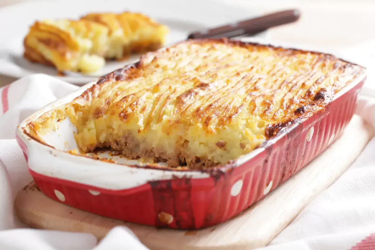 Un plat de hachis parmentier doré, dont l'origine remonte à Antoine-Augustin Parmentier, est prêt à être dégusté.