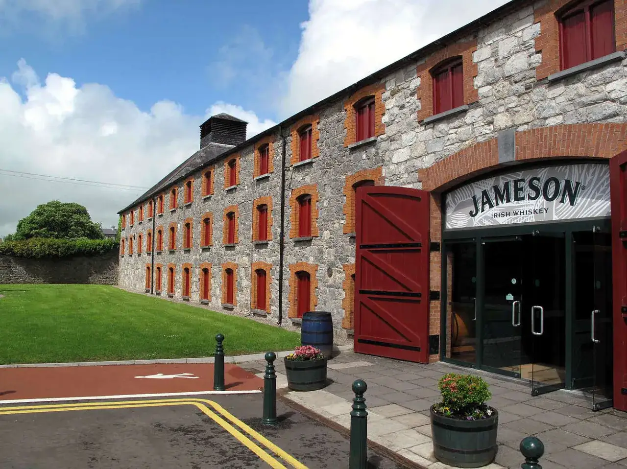 La distillerie Midleton, avec ses murs de pierre et ses portes rouges, invite à découvrir l'histoire du Jameson Irish Whiskey.