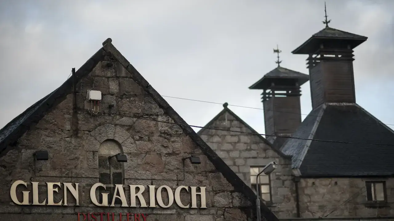 Façade en pierre de la plus vieille distillerie d'Écosse, Glen Garioch, avec ses toits pentus et ses tours distinctives.