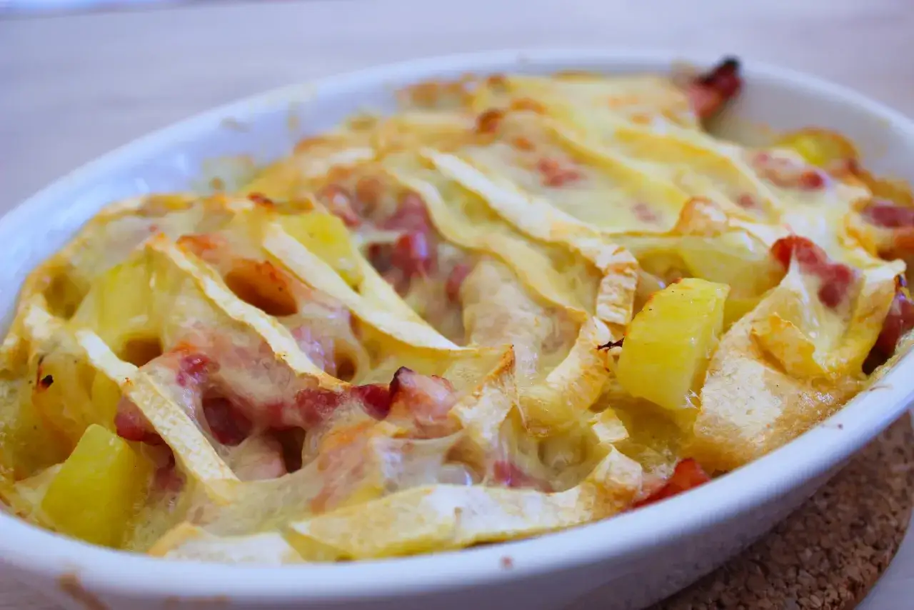 Un plat de vrai tartiflette gratin&eacute;, avec des pommes de terre, lardons et fromage fondant.