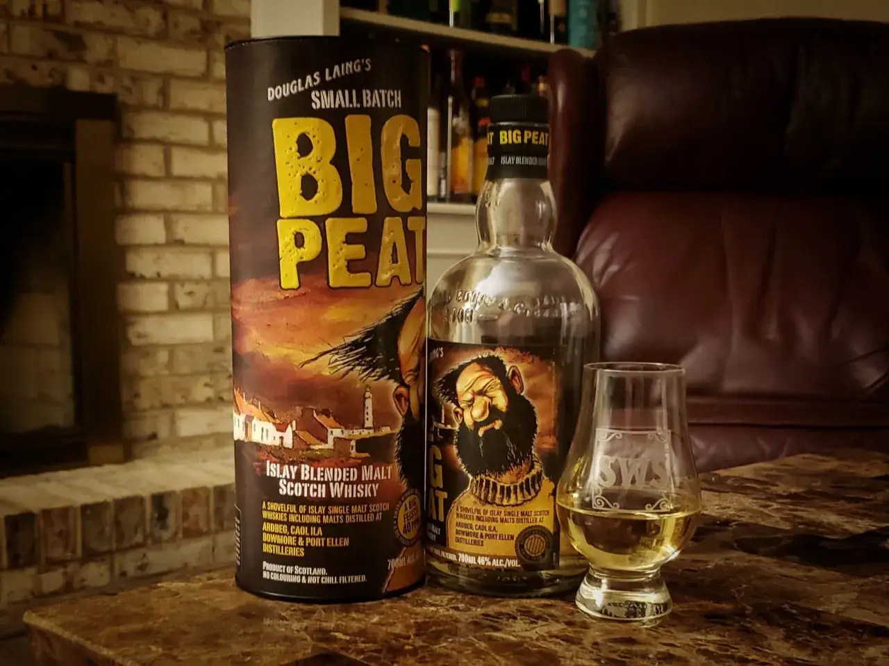 Bouteille et tube de whisky Big Peat, avec un verre rempli. Un avis sur ce whisky tourbé d'Islay.