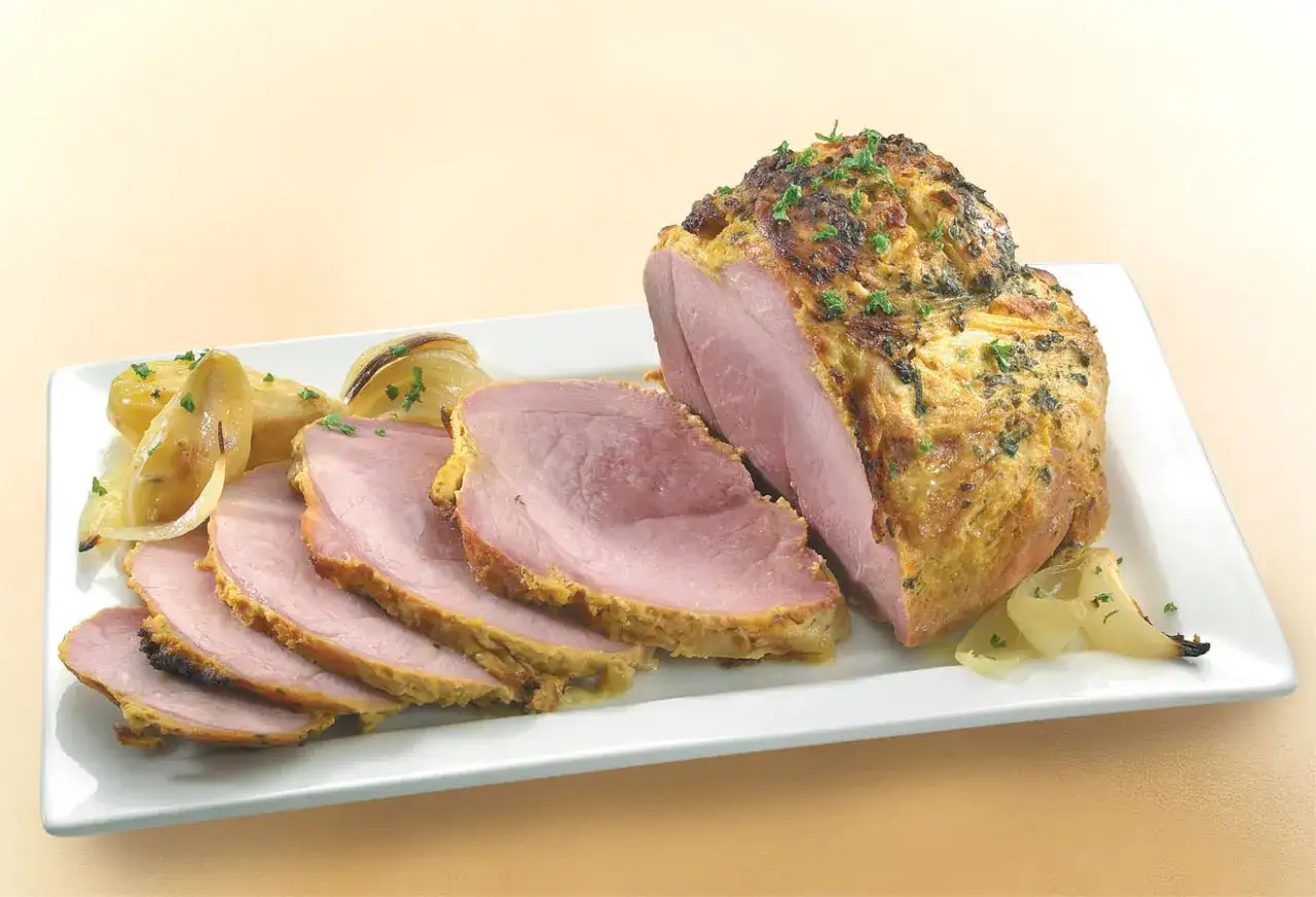 Une délicieuse recette de palette à la diable, tranchée et servie avec des oignons caramélisés et des pommes de terre rôties.