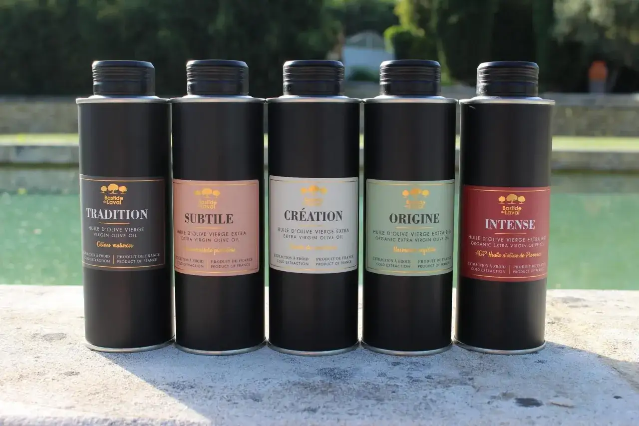 Cinq bouteilles d'huile d'olive de la marque 