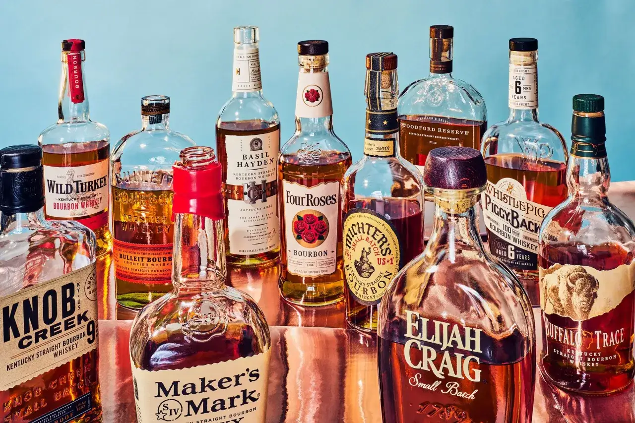 Une collection de bouteilles de bourbon, certaines semblant plus prometteuses que d'autres pour un dégustateur averti. Le pire whisky est peut-être celui qui n'a pas encore été goûté.