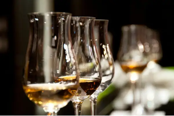 Verres de dégustation remplis de différents types de whisky, prêts pour une exploration des saveurs.