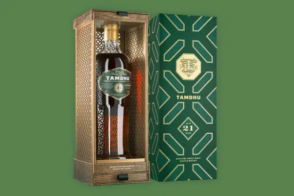 Bouteille de Tamdhu 21 ans, un whisky single malt des Speyside, dans son coffret luxueux en bois et sa boîte décorée.