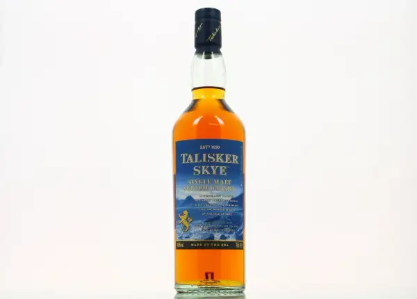 Bouteille de Talisker Skye, un single malt écossais. Son étiquette évoque la beauté sauvage de l'île de Skye, promettant une expérience fumée et épicée. Un avis Talisker Skye à découvrir.