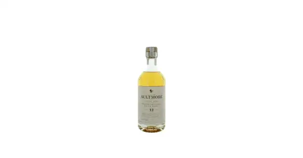 Bouteille de whisky Aultmore 12 ans d'âge, Speyside Single Malt Scotch Whisky, avec une étiquette grise et dorée.