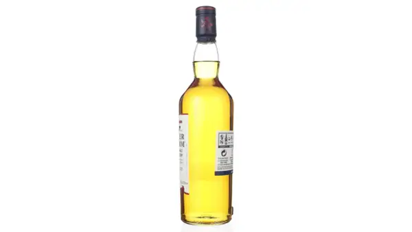 Bouteille de whisky Talisker Dark Storm, ambré, avec étiquette blanche et rouge. Le bouchon est bleu marine avec un lion rouge.