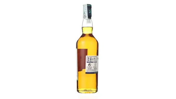 Bouteille de whisky ambré de la distillerie Talisker, avec son étiquette détaillée et son bouchon orné.
