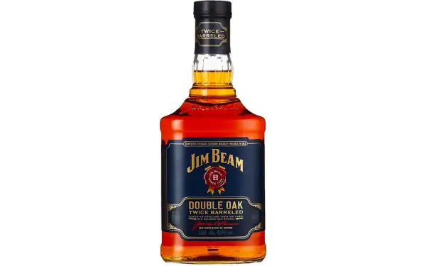 Bouteille de Jim Beam Double Oak, un bourbon vieilli deux fois en fût de chêne.