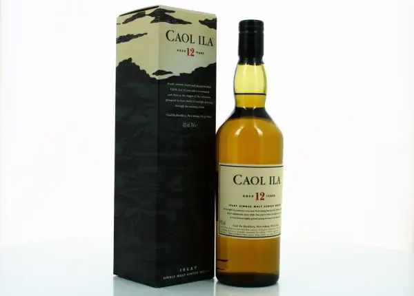 Bouteille et boîte de Caol Ila 12 ans, un whisky single malt d'Islay. Le paysage sur la boîte évoque la distillerie isolée.