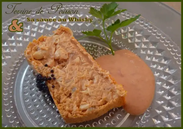 Terrine de poisson avec sa sauce au whisky, garnie de quelques grains de caviar et d'une touche de persil.