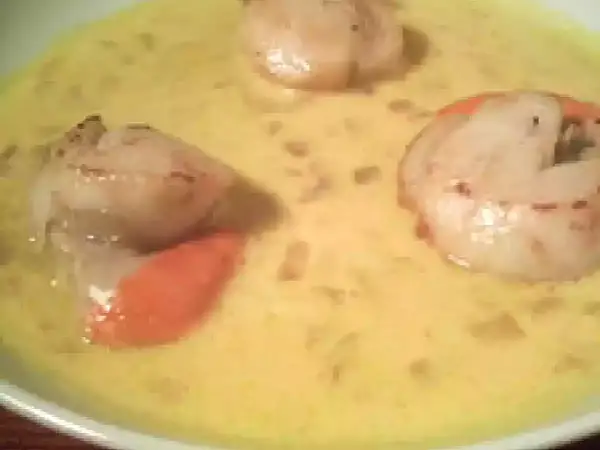 Trois saint-jacques flambées au whisky à la crème, servies dans une sauce onctueuse.