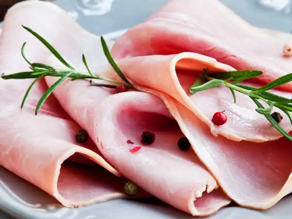 Fines tranches de jambon charcuterie, garnies de romarin et de grains de poivre rose. Un délice pour les yeux et les papilles.